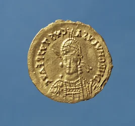 Solidus (Vorderseite) von Romulus Augustulus (475-476) behelmt, gepanzert, mit Speer über der rechten Schulter, Schild links